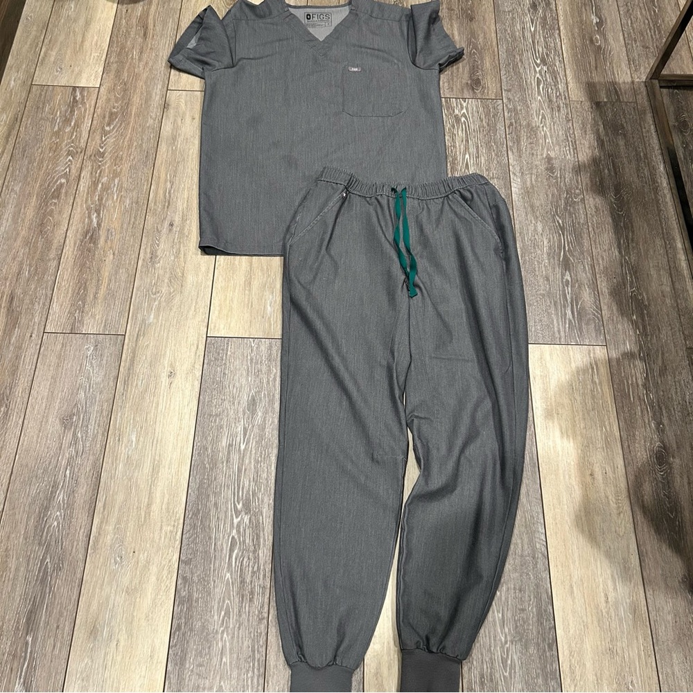 FIGS Men’s Scrub Set in Graphite, Size Small